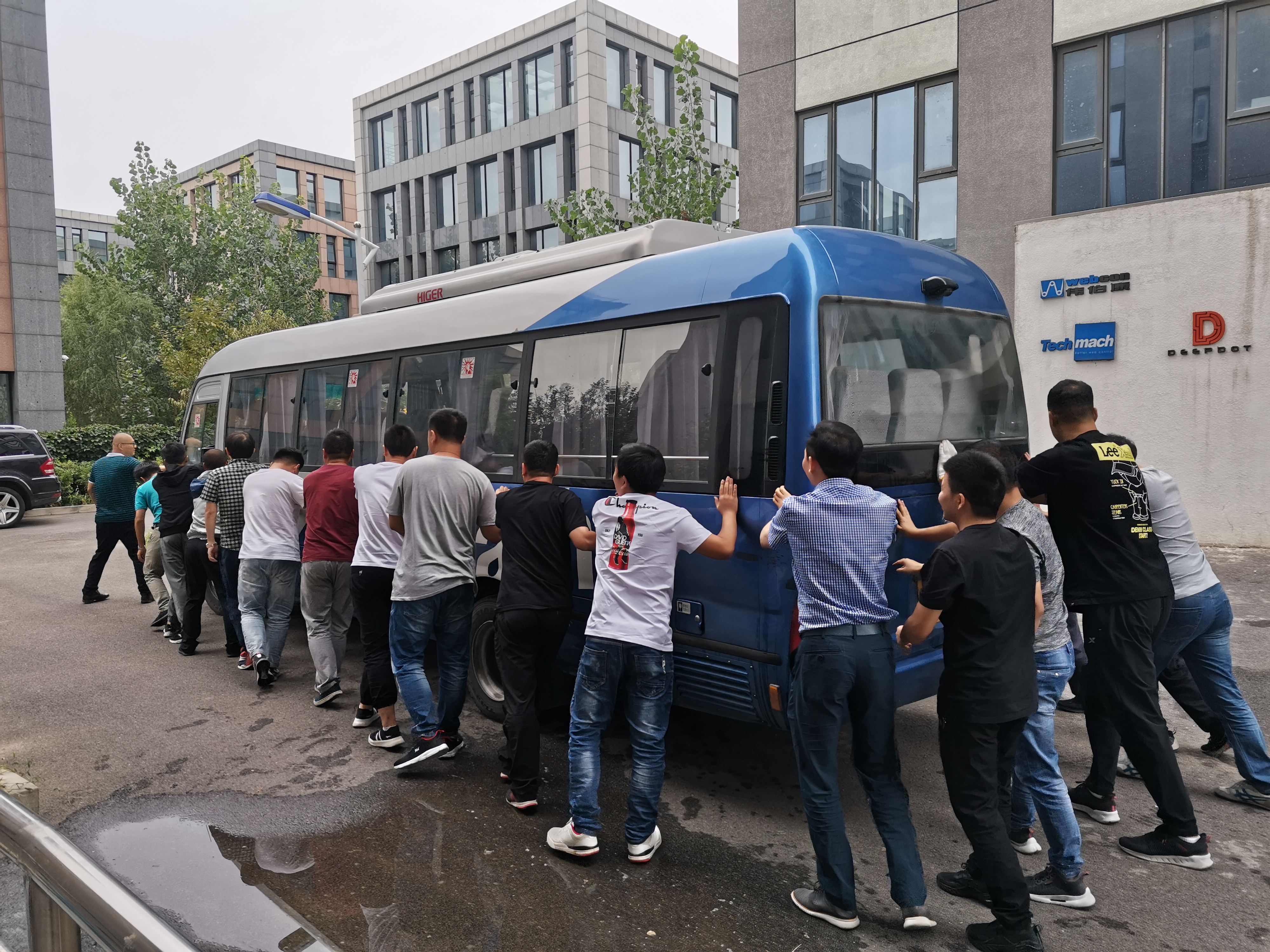 【鈦·暖心】公司班車發(fā)生故障，萬(wàn)眾一心集體推車